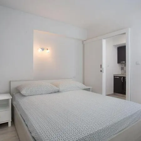 Serious Job - One Bedroom With Shared Terrace Lägenhet *