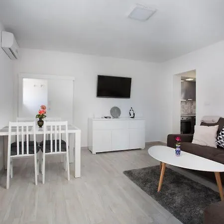 Lägenhet Serious Job - One Bedroom With Shared Terrace *
