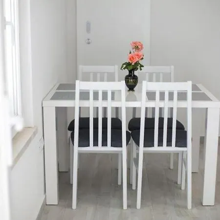 Serious Job - One Bedroom With Shared Terrace Lägenhet *