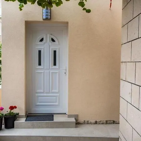 Serious Job - One Bedroom With Shared Terrace *