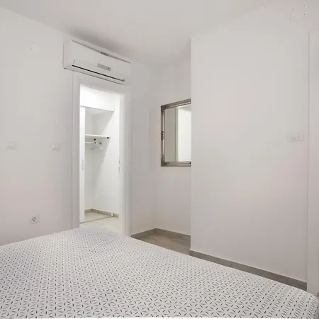 Lägenhet Serious Job - One Bedroom With Shared Terrace Dubrovnik