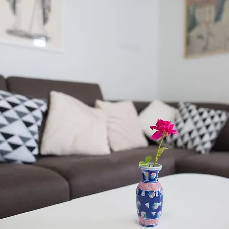 Serious Job - One Bedroom With Shared Terrace *