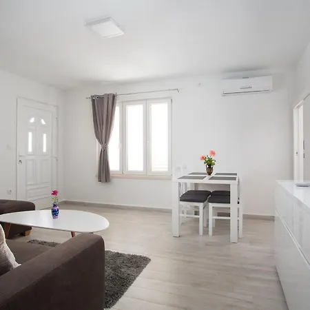 Lägenhet Serious Job - One Bedroom With Shared Terrace Dubrovnik
