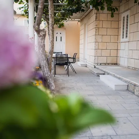 Apartment Serious Job - One Bedroom With Patio *
