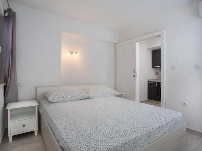 Serious Job - One Bedroom With Shared Terrace Ve I דירה *