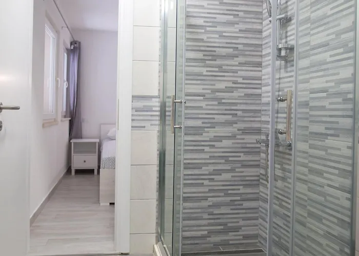 Serious Job - One Bedroom With Shared Terrace Ve I