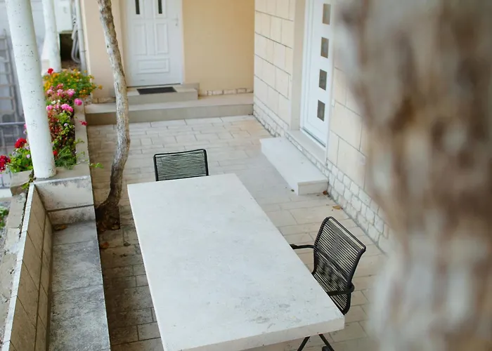 Serious Job - One Bedroom With Shared Terrace Ve I